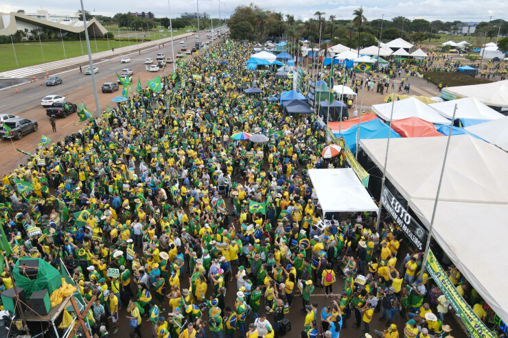 72 horas] Enquanto manifestantes pegam chuva nos quartéis, Eduardo